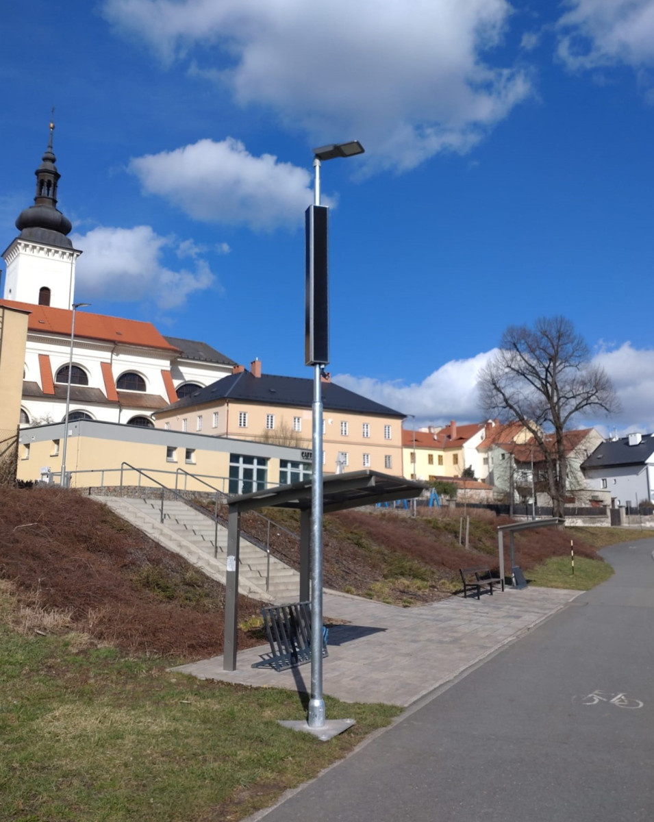 Městská komunikace se solární lampou