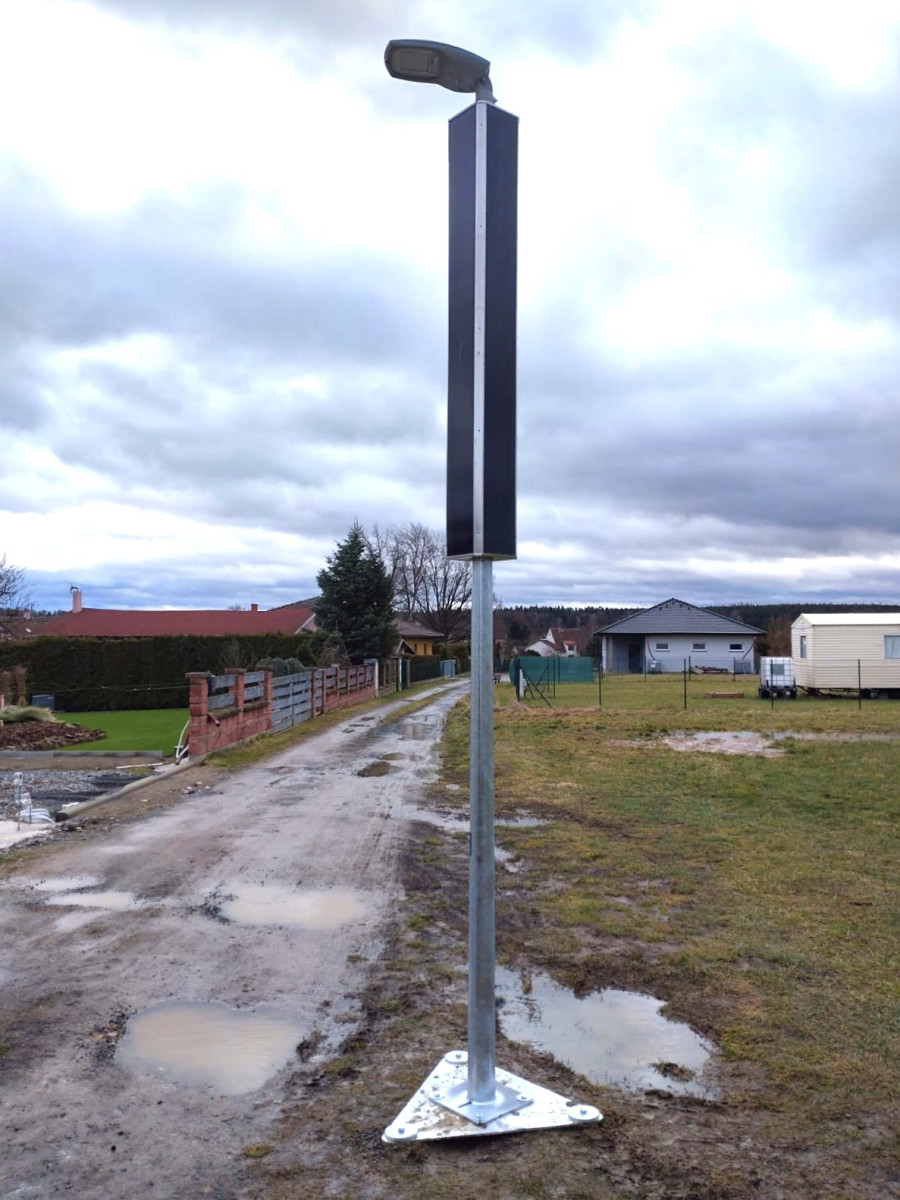 Okrajová část obce se solární lampou